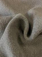 Zachte bouclé-stof met een warme, materiële structuur en een