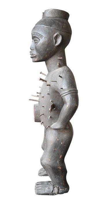 Nkisi Nkondi Statue de pouvoir – Kongo-Vili – Milieu du 20e