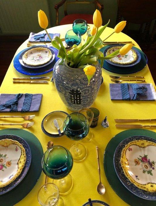 Tafellaken voor grote tafels, met een elegante gele kleur., Antiek en Kunst, Antiek | Tapijten, Tafelkleden en Textiel