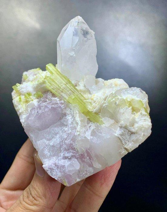 Natuurlijke groene toermalijnkristallen cluster met kwarts, Verzamelen, Mineralen en Fossielen
