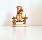 Goebel - Figurine - Kindje op hek - Porcelaine