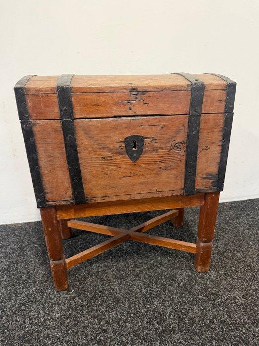 Kist - Hout - Zweedse antieke kist, Antiek en Kunst, Curiosa en Brocante