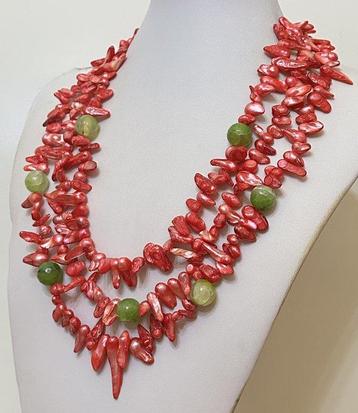 Collier long en perles de Rio Barroca rouge et dagate verte