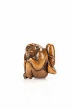 Un netsuke en buis avec une belle patine représentant un, Antiek en Kunst
