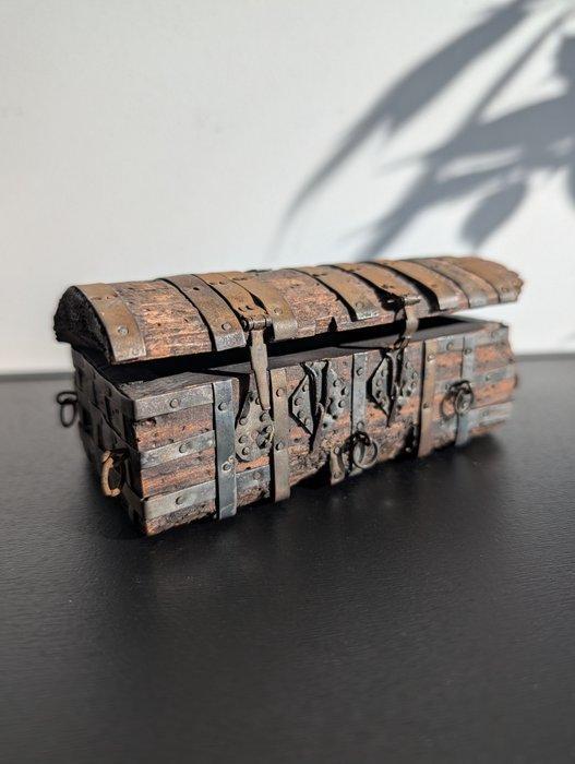 Doos - Smeedijzer, Eik - Miniatuur kist van El Cid, Antiek en Kunst, Curiosa en Brocante