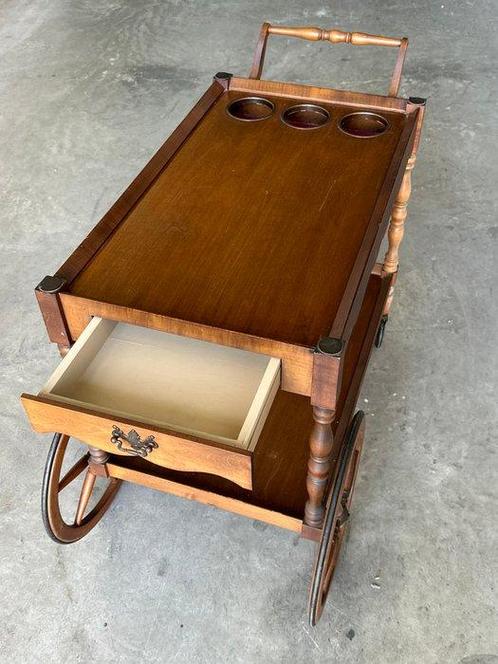 Serveerwagen - Hout, Metaal, Plastic - Mandje in noten, Antiek en Kunst, Curiosa en Brocante