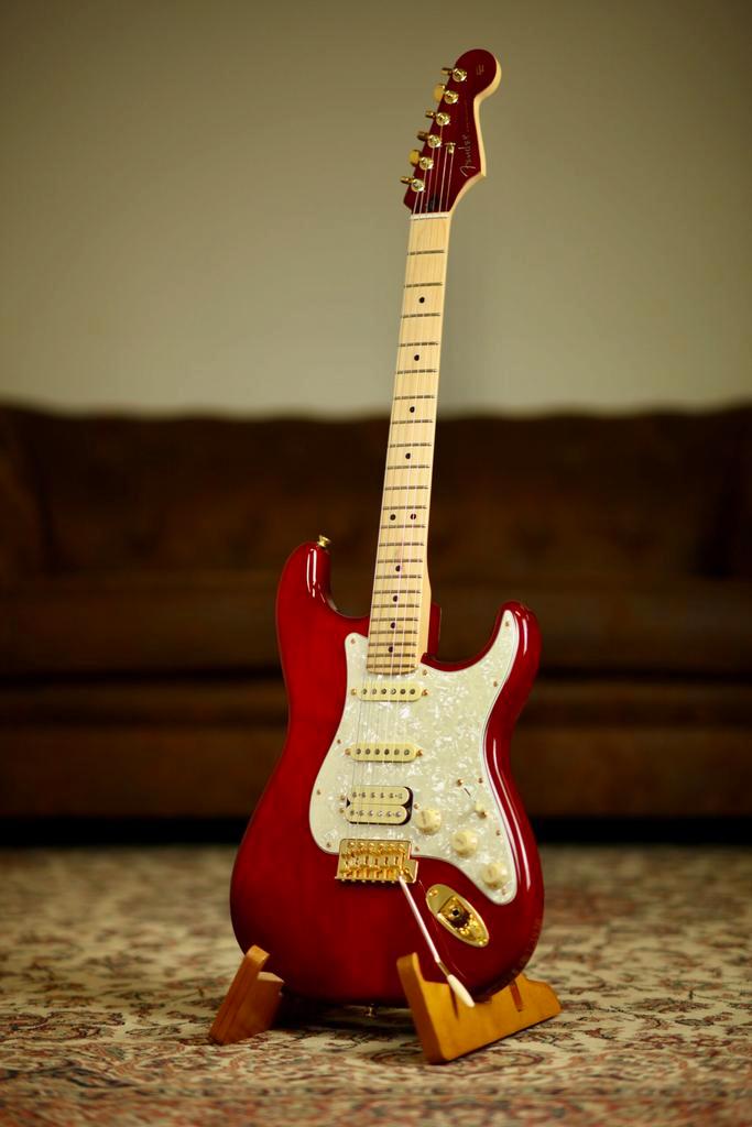 Fender Tash Sultana Stratocaster | Transparent Cherry, Muziek en Instrumenten, Snaarinstrumenten | Gitaren | Elektrisch, Verzenden