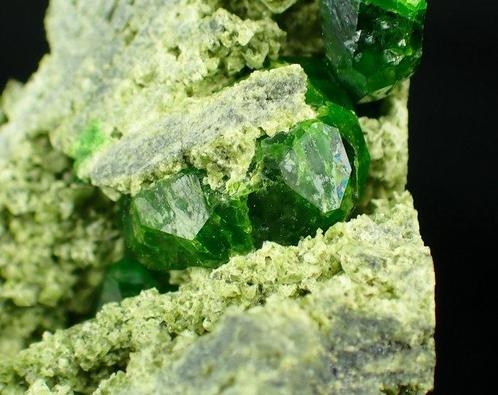 Lot de 4 minéraux – Cérusite, Demantoïde, Andradite avec, Verzamelen, Mineralen en Fossielen