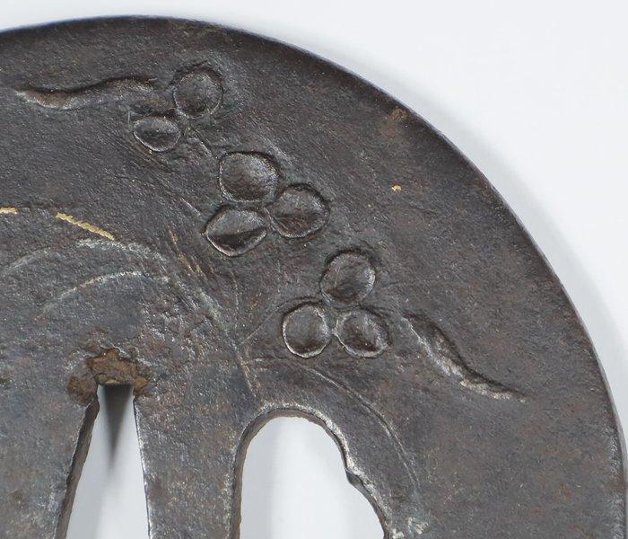 Tsuba (199g) – grazend paard en herfstgrassen met goud- en, Antiek en Kunst, Antiek | Overige Antiek