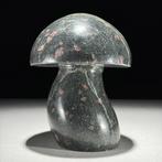 Sculpture de champignon en zoïsite de rubis sculptée à la