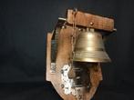 Decoratieve bel - Oude bronzen schoolbel op houten standaard, Antiek en Kunst