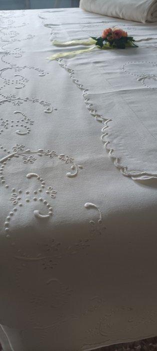 Prachtige complete set lakens en kussenslopen uit, Antiek en Kunst, Antiek | Tapijten, Tafelkleden en Textiel