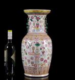 Een grote Chinese balustervaas van The Hundred Antiques. -