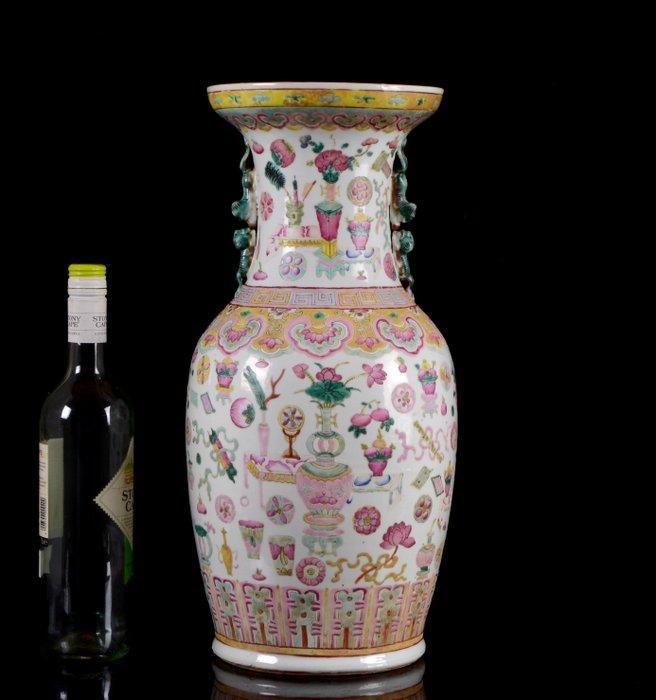 Een grote Chinese balustervaas van The Hundred Antiques. -, Antiek en Kunst, Antiek | Overige Antiek