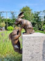 Figurine - Vallende hazen - helpende hand - Bronze