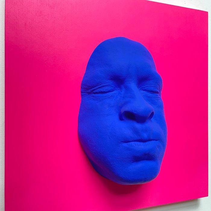 gregos - Blue breathe on pink background, Antiquités & Art, Art | Objets design