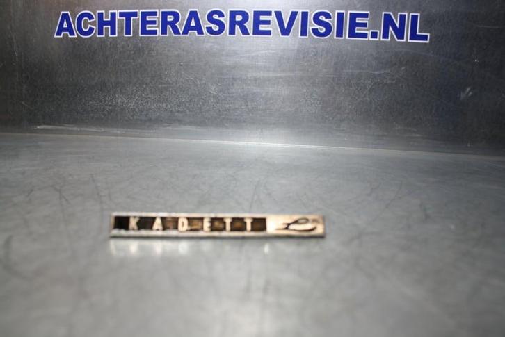 Opel Kadett embleem L, gebruikt. (Emblemen, Overig), Auto-onderdelen, Carrosserie, Gebruikt, Opel, Verzenden