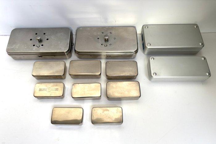 Medisch instrument (12) - inox, Glas - 12 inox boxen met, Antiek en Kunst, Antiek | Wandborden en Tegels