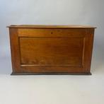 Kist - Antiek - Rustiek houten kist met zwarte ijzeren, Antiek en Kunst