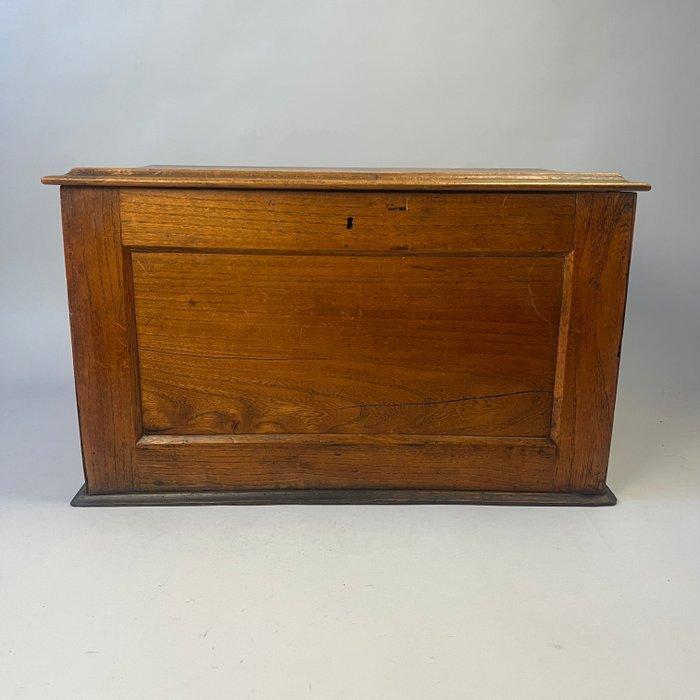 Kist - Antiek - Rustiek houten kist met zwarte ijzeren, Antiek en Kunst, Antiek | Overige Antiek