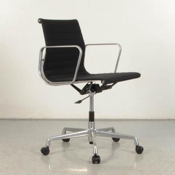 Vergaderstoel Vitra Eames 108 - Zwart - Vaste armsteunen, Huis en Inrichting, Ophalen of Verzenden, Gebruikt