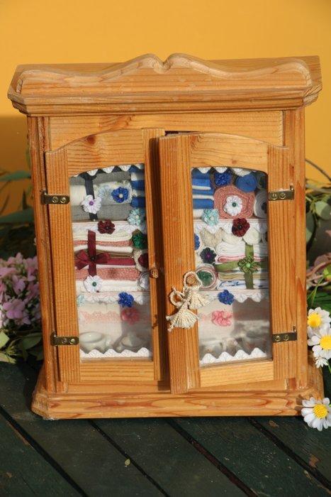 Helga Winterling, Oostenrijk: linnenkast met stof en, Antiquités & Art, Antiquités | Jouets