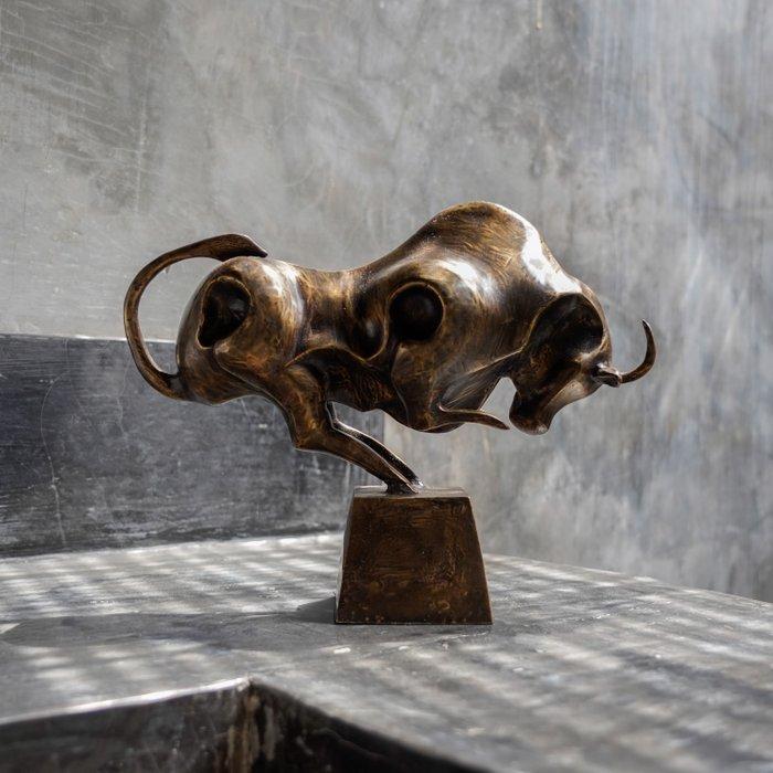 sculptuur, Bronze Sculpture of a Striking Bull - with base -, Antiek en Kunst, Kunst | Designobjecten