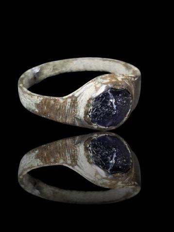Nomaden Brons, Stunning Dark Blue Glass Stone Ring (Zonder
