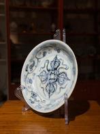 Blauw en wit bord -  - Porselein - China - Ming, Antiek en Kunst