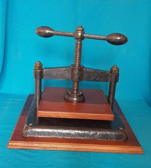 Werkgereedschap Industrieel design - Boek Pers, Antiek en Kunst, Curiosa en Brocante