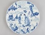 UN PLAT CHINOIS BLEU ET BLANC DÉCORÉ DE DAMES CHINOISES ET