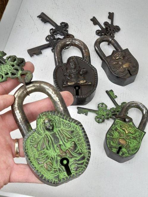 Hangsloten met sleutels - India  (Zonder Minimumprijs), Antiek en Kunst, Kunst | Niet-Westerse kunst