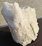 Grosse matrice cristalline lemurienne remplie de centaines