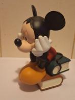 Mickey Mouse est plongé dans ses pensées, entouré dune pile, Collections, Disney