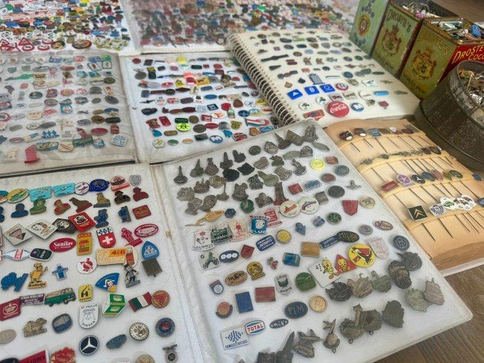 Badge à épingler Grote partij Speldjes in 6 Albums en 4, Antiek en Kunst, Antiek | Speelgoed