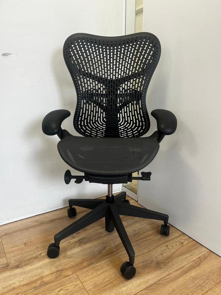 Refurbished Herman Miller Mirra 2 - Graphite Uitvoering!, Huis en Inrichting, Bureaustoelen, Bureaustoel, Zwart, Zo goed als nieuw