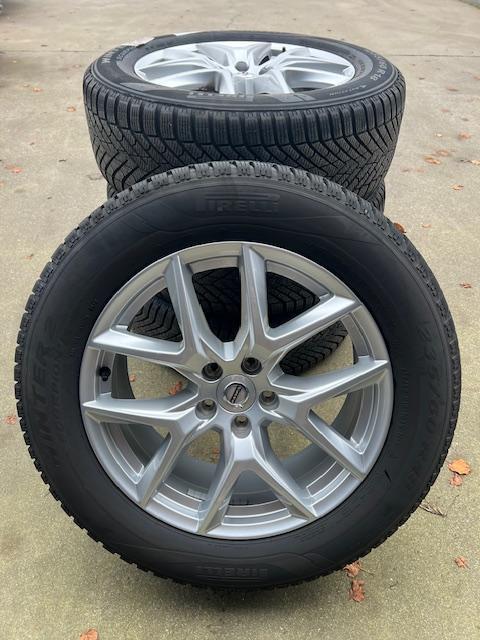 Originele Volvo Wintersets 235/55 R18, Auto-onderdelen, Banden en Velgen, 18 inch, Winterbanden, 235 mm, Personenwagen, Nieuw