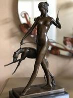 sculptuur, bronzen sculptuur godin Diana van jacht met hond, Antiek en Kunst
