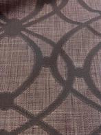 Prachtige stof bewerkt met sierlijke ontwerpen op de tinten, Antiek en Kunst