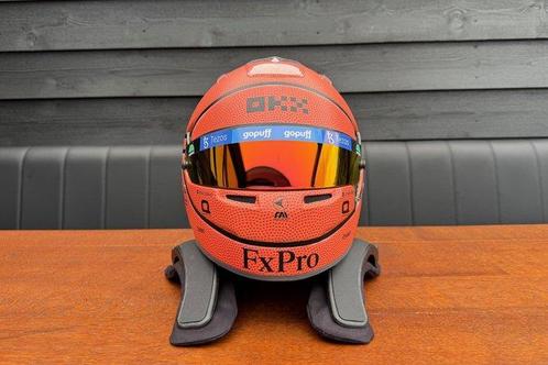 Mclaren - Lando Norris - 2022 - Casque replica avec HANS, Verzamelen, Automerken, Motoren en Formule 1