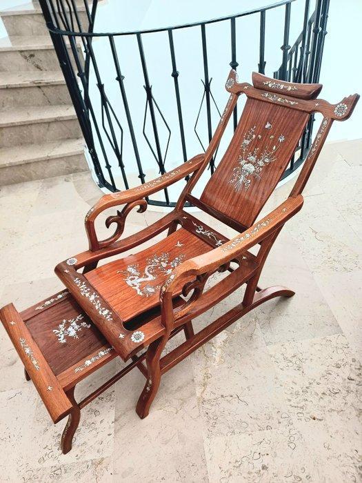 Twee Chinese rozenhouten stoelen met parelmoer inleg,, Antiek en Kunst, Antiek | Overige Antiek