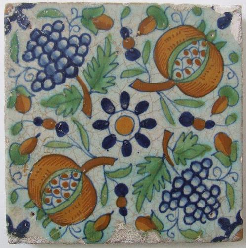 Tegel - Gekleurde Ornamenttegel - Granaatappels en Druiven -, Antiek en Kunst, Antiek | Glaswerk en Kristal