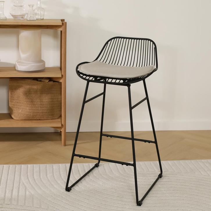 Pleun metalen barkruk zwart | met zitkussen, Huis en Inrichting, Barkrukken, Nieuw, 1 kruk, Metaal, 60 tot 90 cm, Verzenden