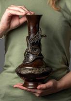 Vaas - Brons, Een bronzen vaas met een reliëf van een draak