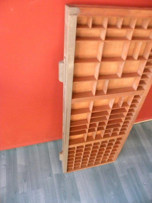 Équipement industriel - Pays-Bas - Letterbak-Vitrinekast, Antiek en Kunst, Antiek | Wandborden en Tegels