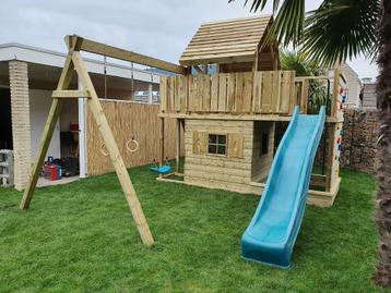 Groot houten speeltoestel met glijbaan, huisje en schommel beschikbaar voor biedingen