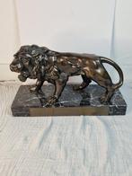 Beeld, Leeuw op marmeren voet - 18 cm - Gepatineerd brons
