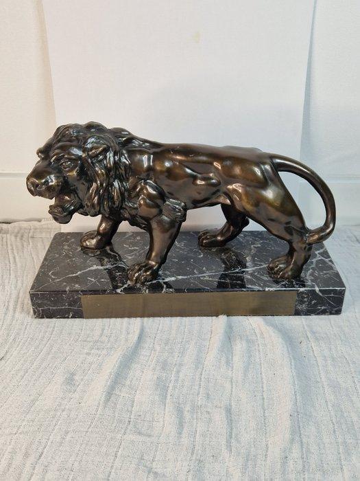 Beeld, Leeuw op marmeren voet - 18 cm - Gepatineerd brons, Antiquités & Art, Curiosités & Brocante