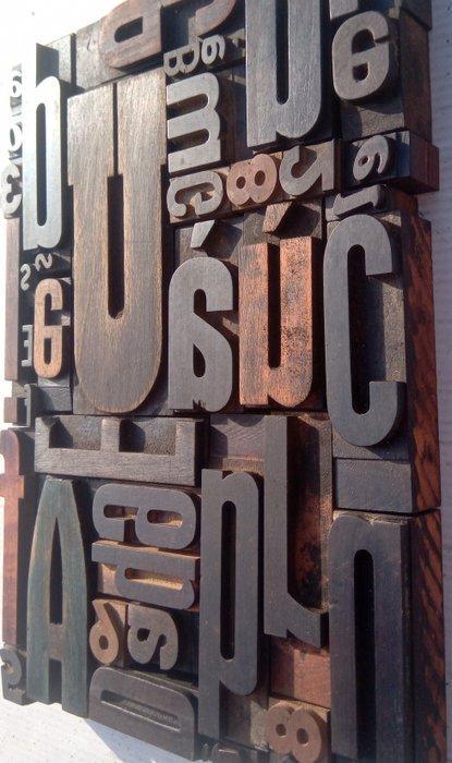 Drukblokken - Compositie van grote, oude typografische, Antiek en Kunst, Antiek | Wandborden en Tegels