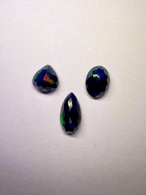 Set van 3 Facet geslepen zwarte opalen uit Ethiopië. 4,48, Verzamelen, Mineralen en Fossielen